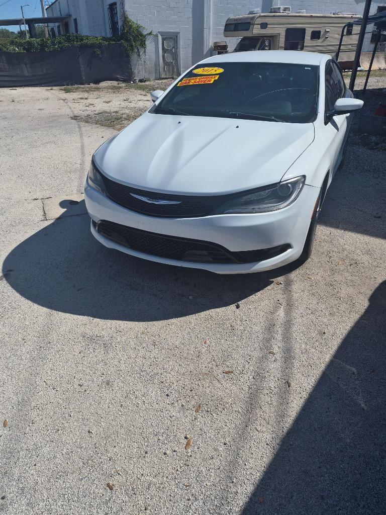 2015 Chrysler 200 S's photo